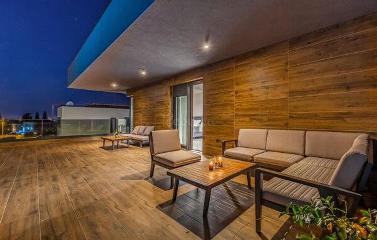 Villa moderna con piscina a 200 m dalla spiaggia, vista mare