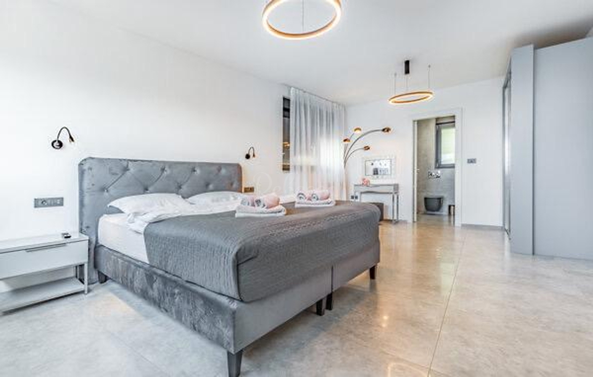 Villa moderna con piscina a 200 m dalla spiaggia, vista mare