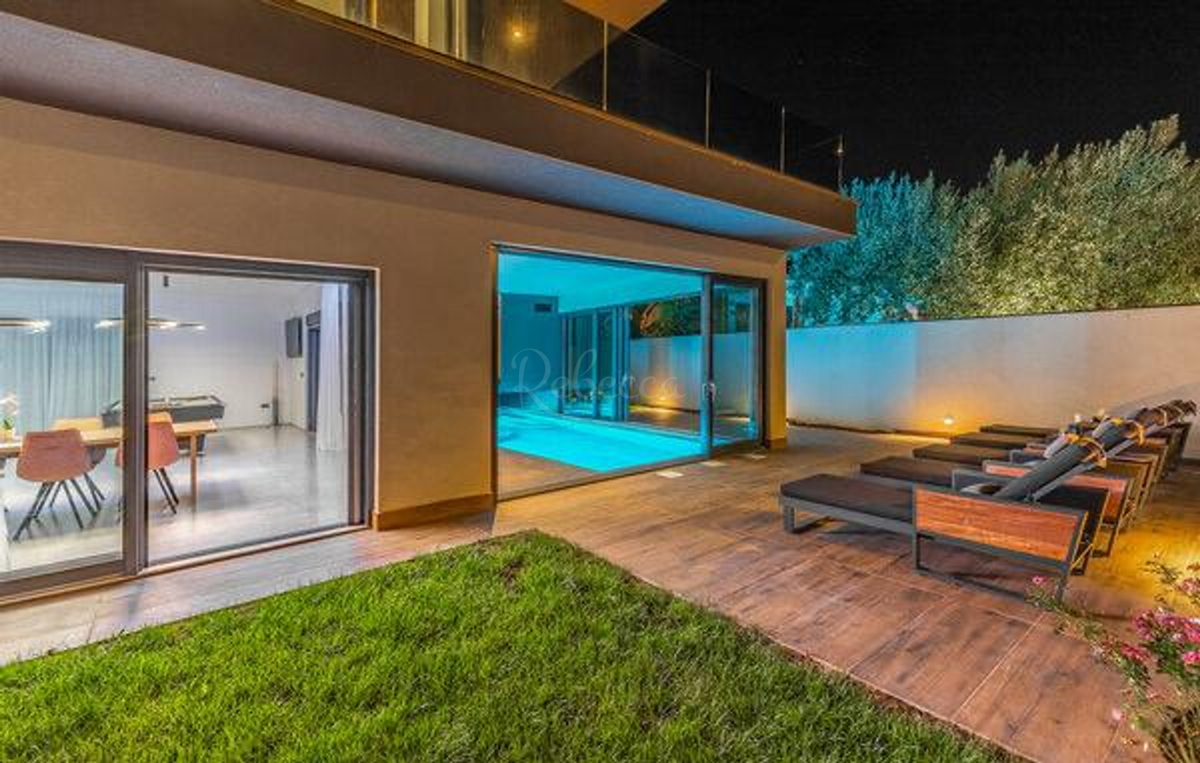 Villa moderna con piscina a 200 m dalla spiaggia, vista mare