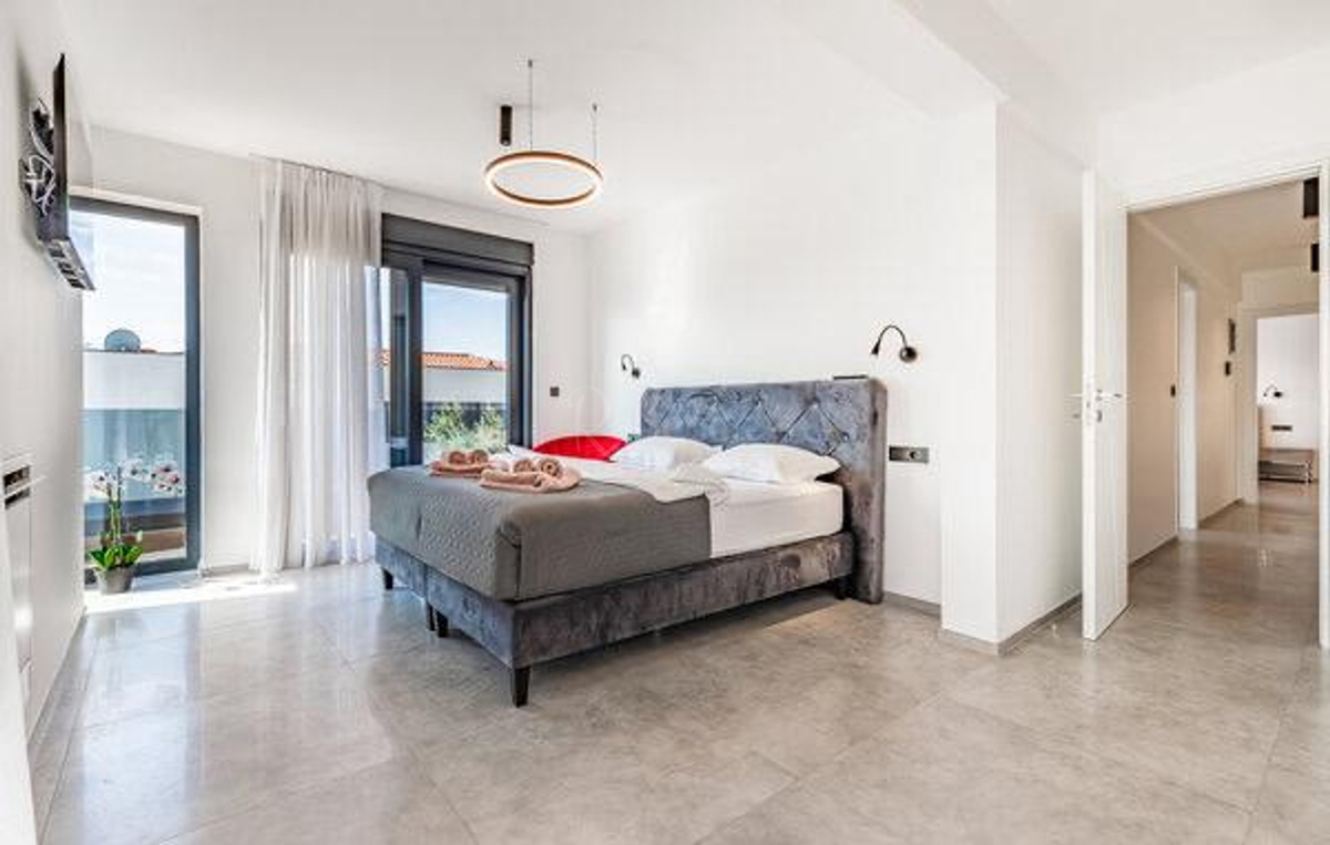 Villa moderna con piscina a 200 m dalla spiaggia, vista mare