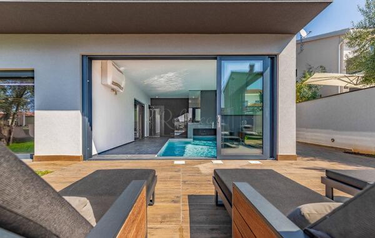 Villa moderna con piscina a 200 m dalla spiaggia, vista mare