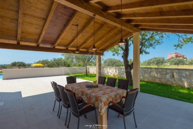 Fasana: Casa con piscina, ampio giardino, vista mare