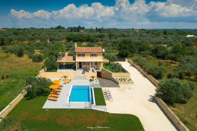 Fasana: Casa con piscina, ampio giardino, vista mare