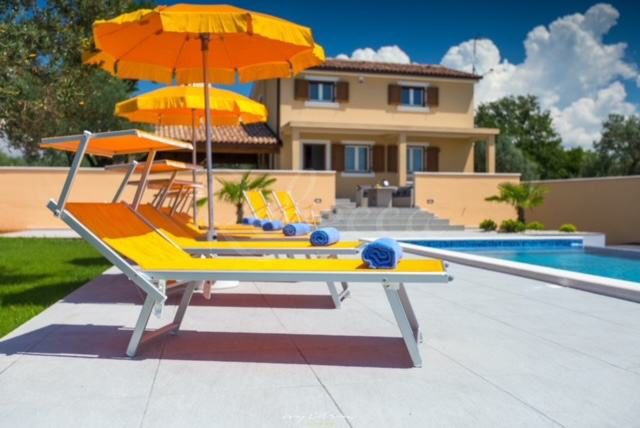 Fasana: Casa con piscina, ampio giardino, vista mare