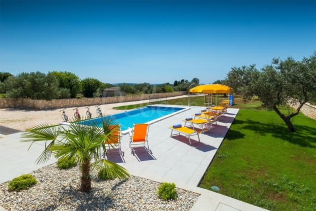 Fasana: Casa con piscina, ampio giardino, vista mare