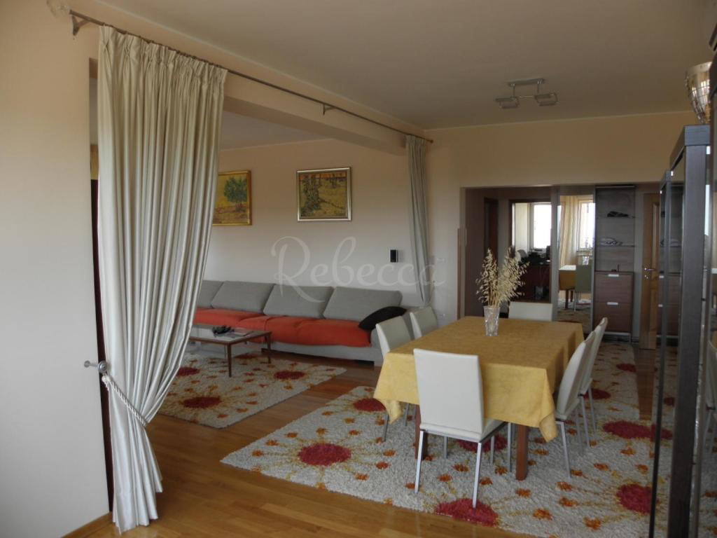 Villa con appartamenti, vista mare, Premantura
