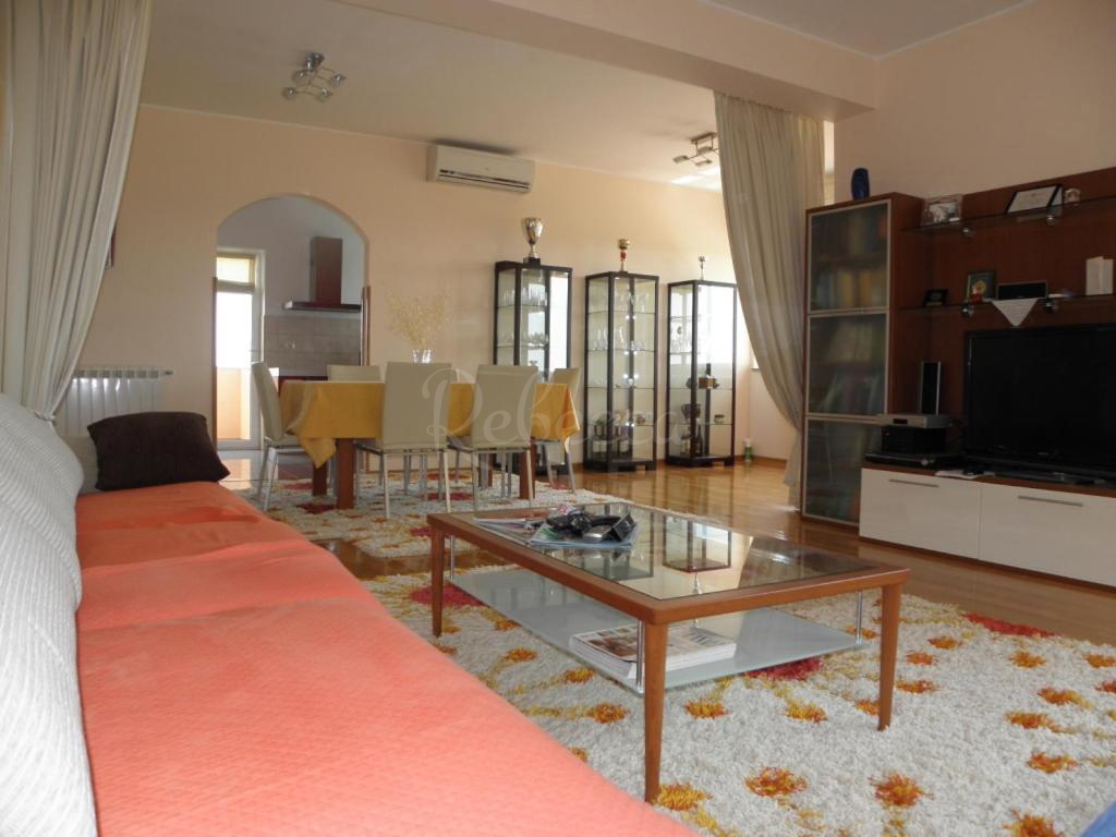 Villa con appartamenti, vista mare, Premantura