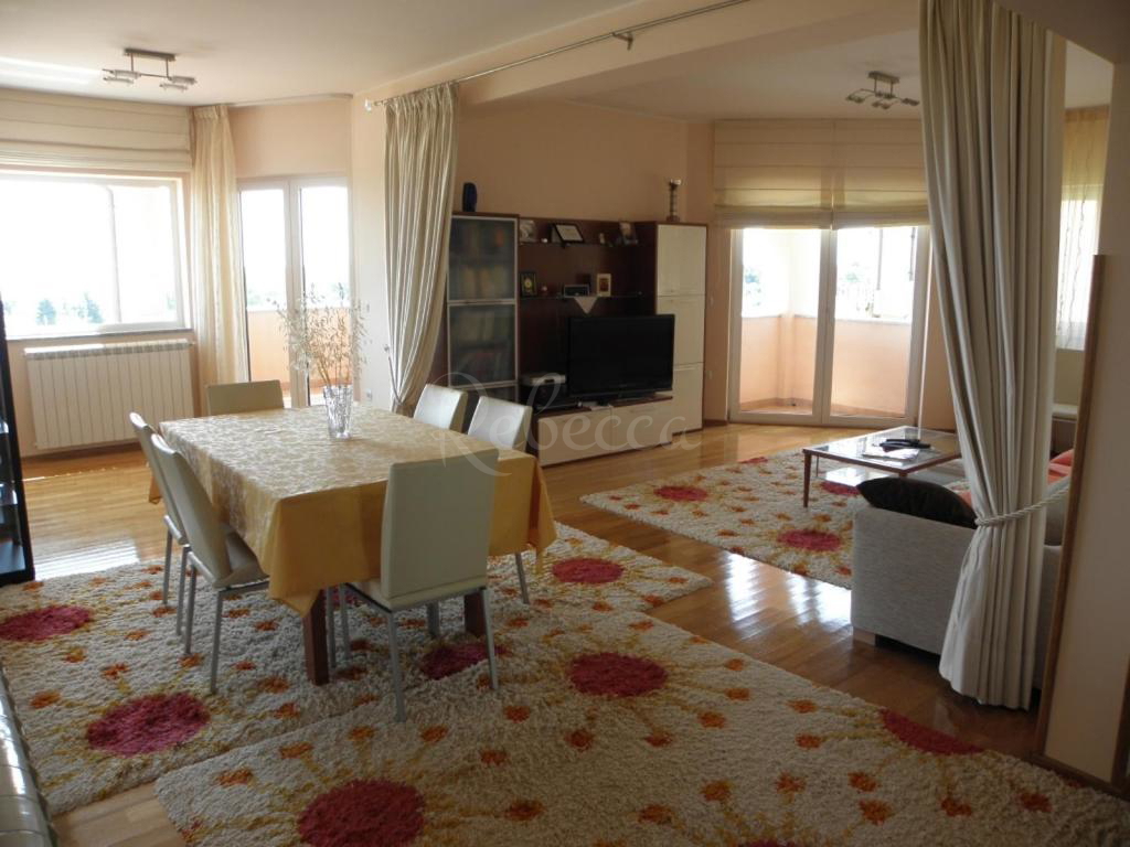 Villa con appartamenti, vista mare, Premantura
