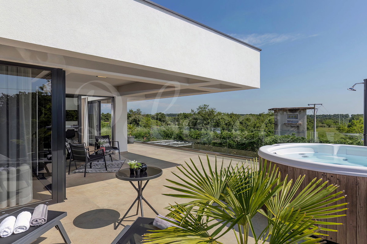 DINTORNI DI UMAGO, VILLA SMART HOME CON PISCINA RISCALDATA