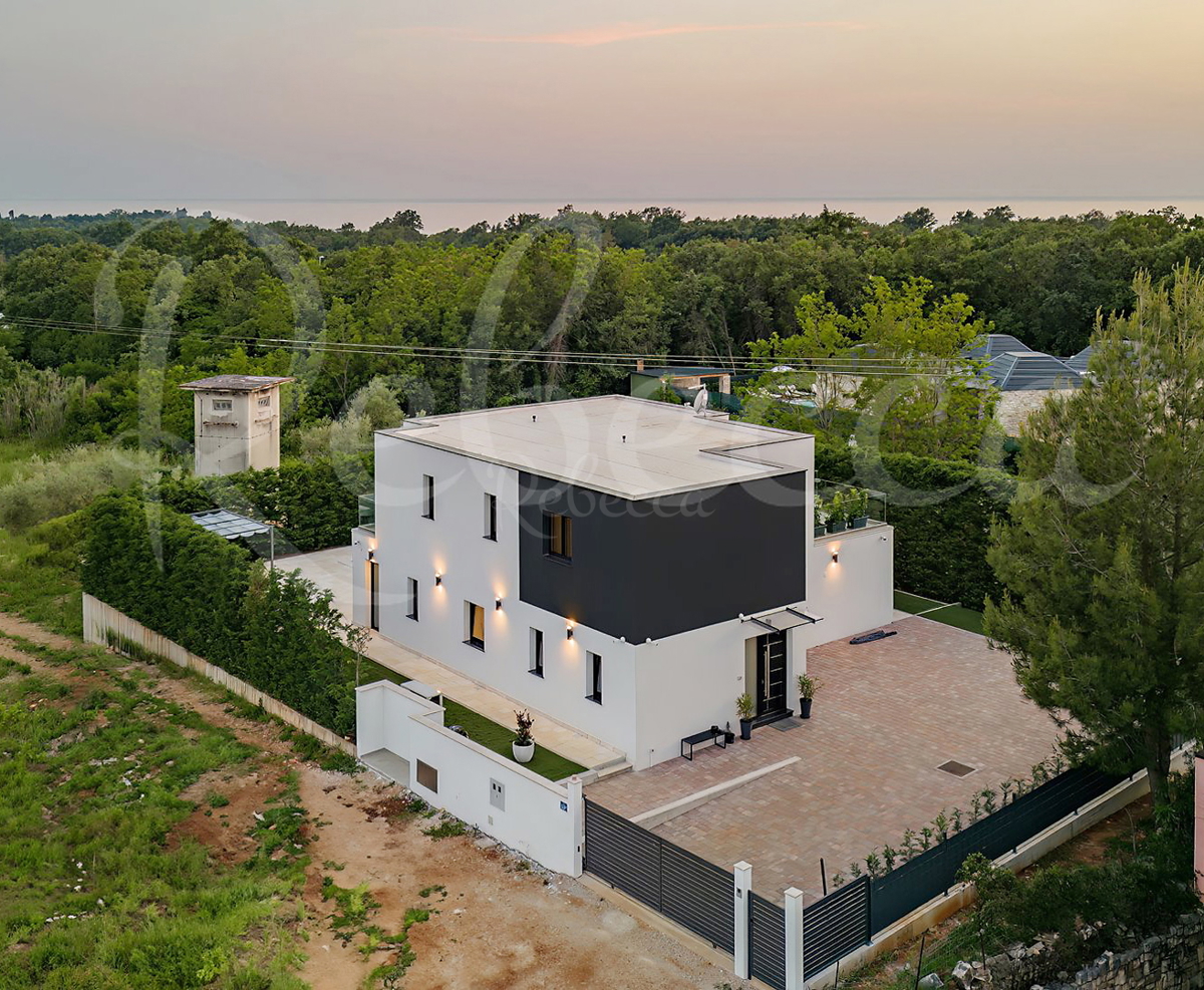 DINTORNI DI UMAGO, VILLA SMART HOME CON PISCINA RISCALDATA