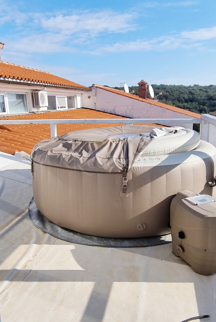 Duga uvala, zona Pola, Esclusivo appartamento al primo piano con vista panoramica sul mare e terrazza con jacuzzi