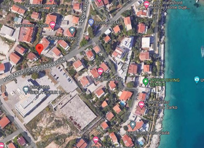 Trogir, Okrug Gornji, lussuoso appartamento con tre camere da letto con vista mare e piscina, a 150 metri dal mare
