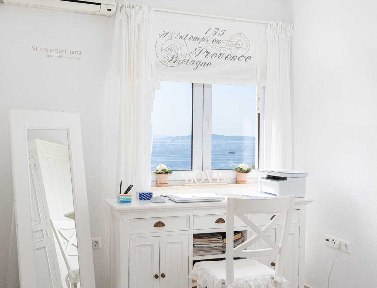 Trogir, Okrug Gornji, lussuoso appartamento con tre camere da letto con vista mare e piscina, a 150 metri dal mare