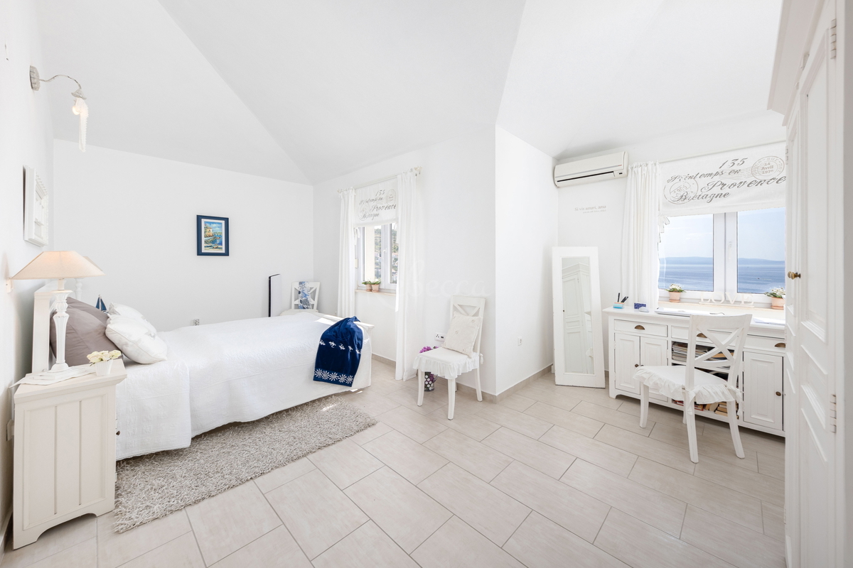 Trogir, Okrug Gornji, lussuoso appartamento con tre camere da letto con vista mare e piscina, a 150 metri dal mare