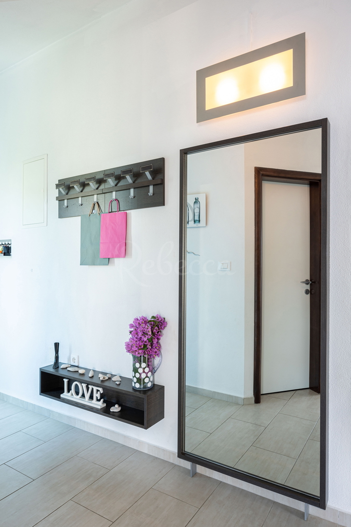 Trogir, Okrug Gornji, lussuoso appartamento con tre camere da letto con vista mare e piscina, a 150 metri dal mare