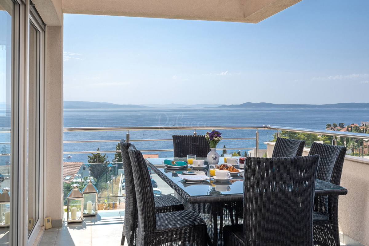 Trogir, Okrug Gornji, lussuoso appartamento con tre camere da letto con vista mare e piscina, a 150 metri dal mare