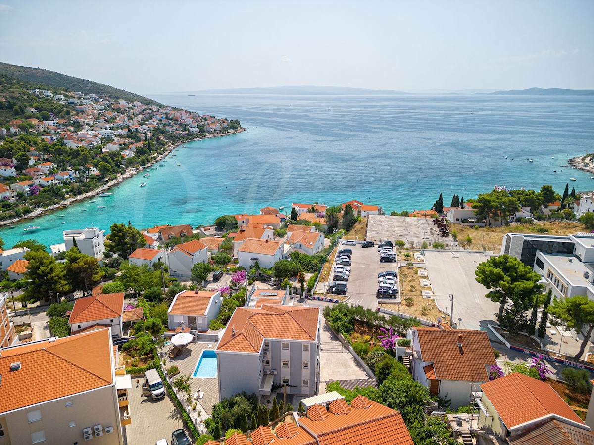 Trogir, Okrug Gornji, lussuoso appartamento con tre camere da letto con vista mare e piscina, a 150 metri dal mare