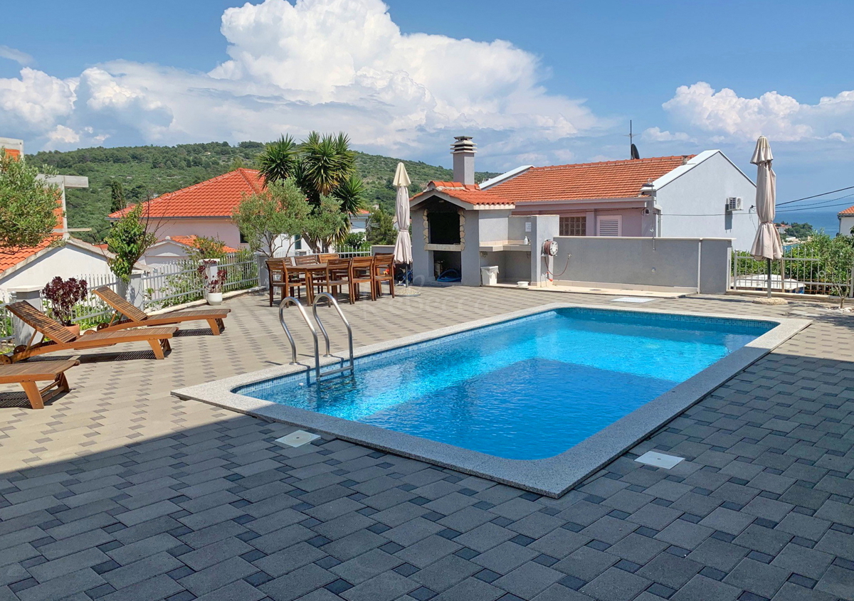 Trogir, Okrug Gornji, lussuoso appartamento con tre camere da letto con vista mare e piscina, a 150 metri dal mare