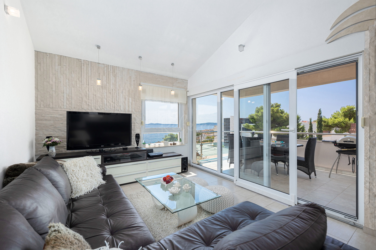 Trogir, Okrug Gornji, lussuoso appartamento con tre camere da letto con vista mare e piscina, a 150 metri dal mare