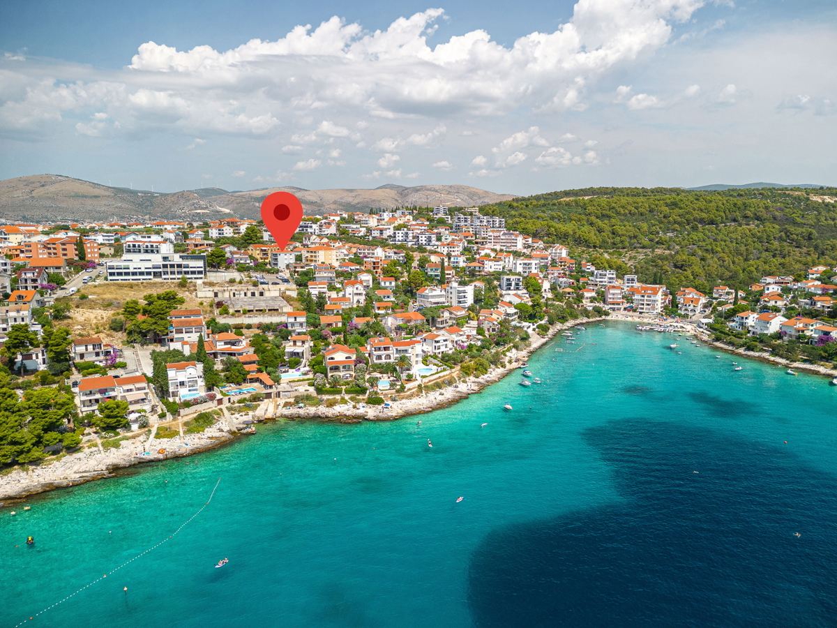 Trogir, Okrug Gornji, lussuoso appartamento con tre camere da letto con vista mare e piscina, a 150 metri dal mare