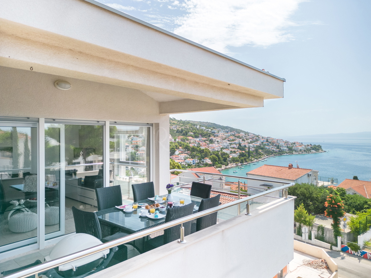 Trogir, Okrug Gornji, lussuoso appartamento con tre camere da letto con vista mare e piscina, a 150 metri dal mare