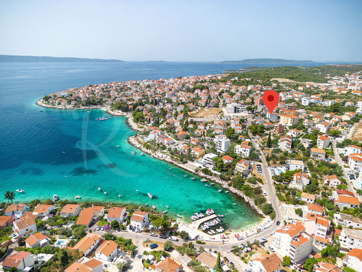 Trogir, Okrug Gornji, lussuoso appartamento con tre camere da letto con vista mare e piscina, a 150 metri dal mare