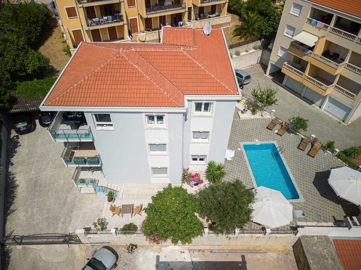 Trogir, Okrug Gornji, lussuoso appartamento con tre camere da letto con vista mare e piscina, a 150 metri dal mare