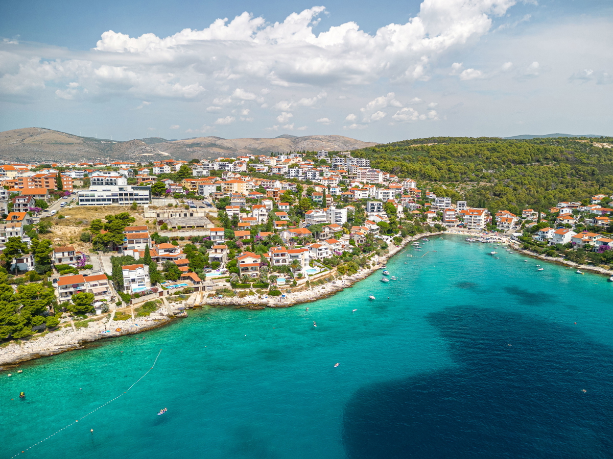 Trogir, Okrug Gornji, lussuoso appartamento con tre camere da letto con vista mare e piscina, a 150 metri dal mare
