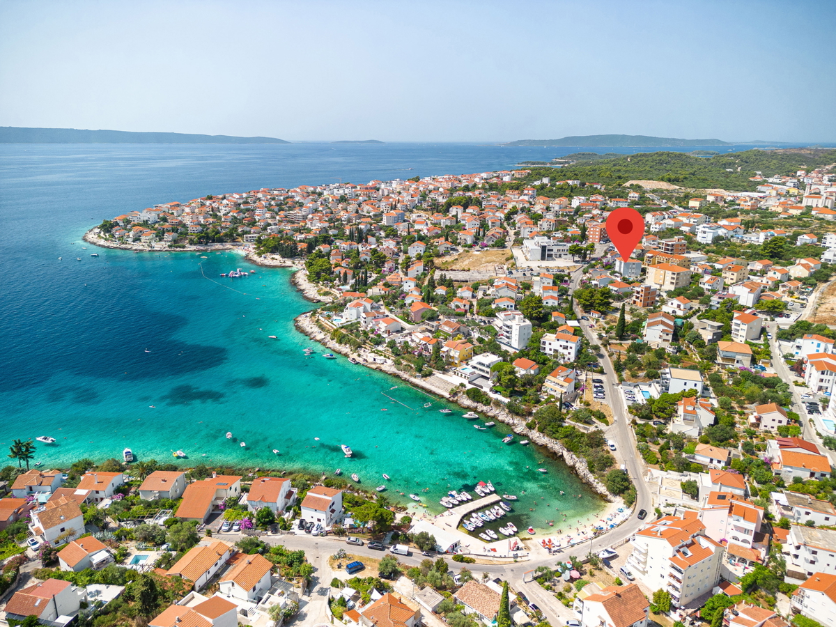 Trogir, Okrug Gornji, lussuoso appartamento con tre camere da letto con vista mare e piscina, a 150 metri dal mare