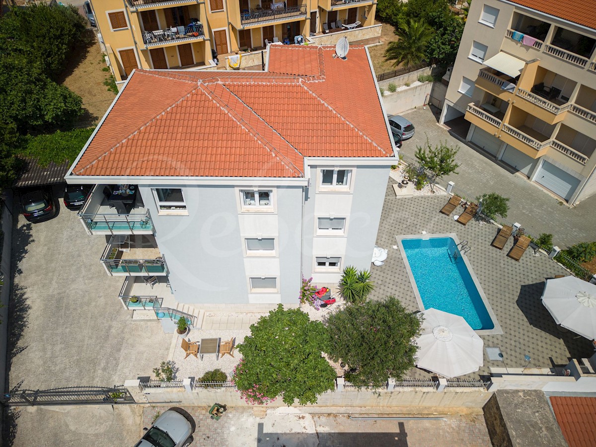 Trogir, Okrug Gornji, lussuoso appartamento con tre camere da letto con vista mare e piscina, a 150 metri dal mare