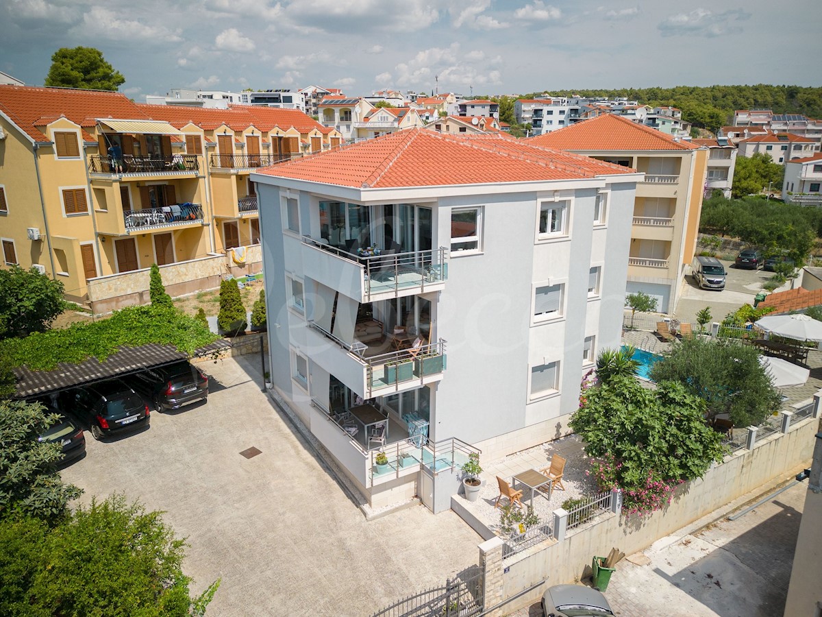 Trogir, Okrug Gornji, lussuoso appartamento con tre camere da letto con vista mare e piscina, a 150 metri dal mare