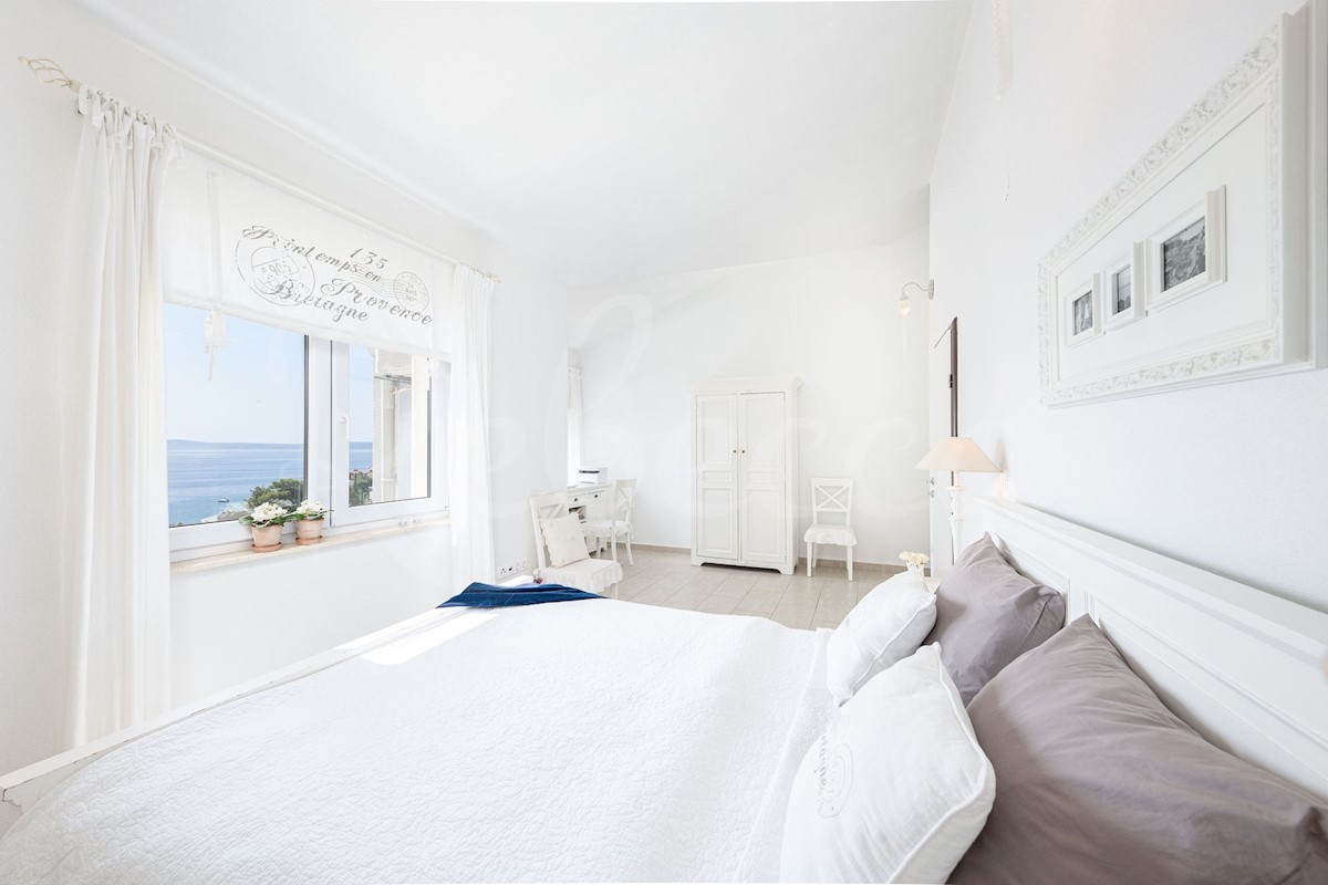 Trogir, Okrug Gornji, lussuoso appartamento con tre camere da letto con vista mare e piscina, a 150 metri dal mare