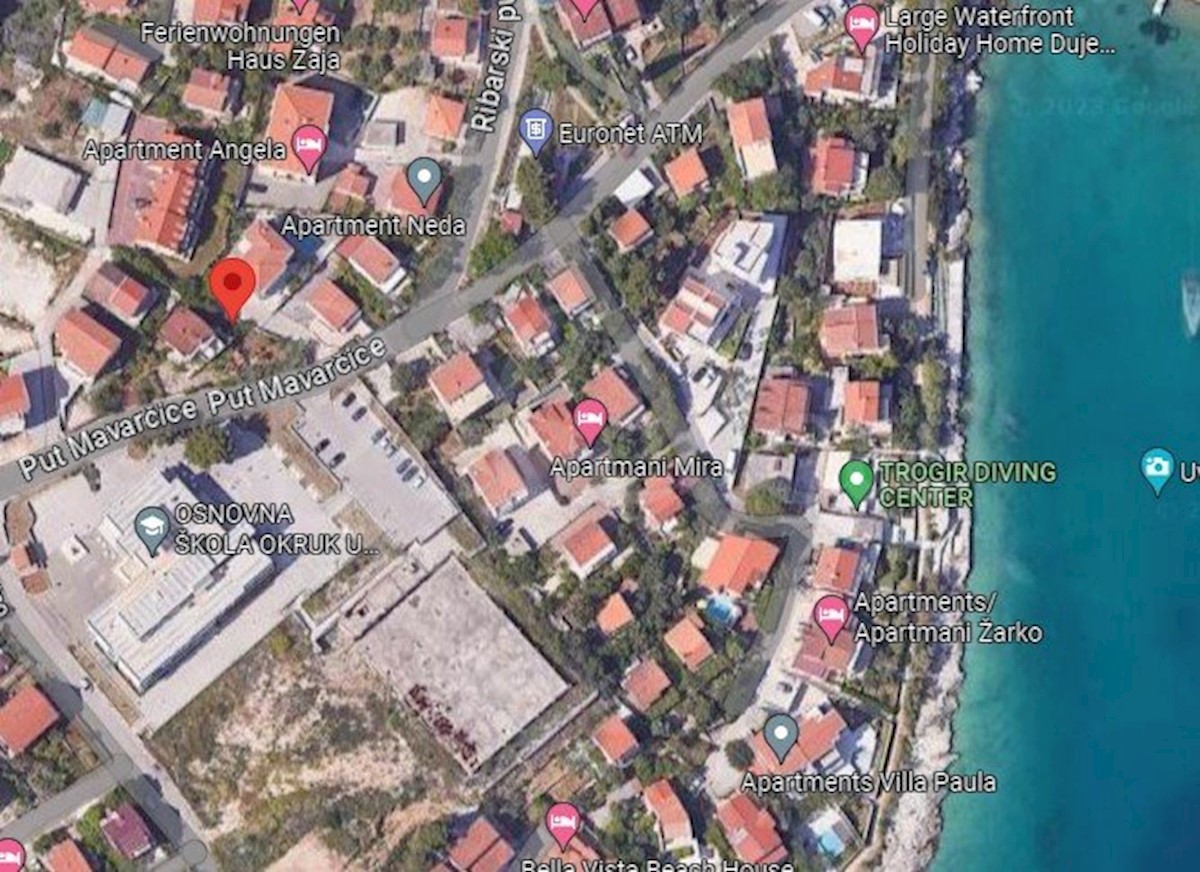 Trogir, Okrug Gornji, lussuoso appartamento con tre camere da letto con vista mare e piscina, a 150 metri dal mare