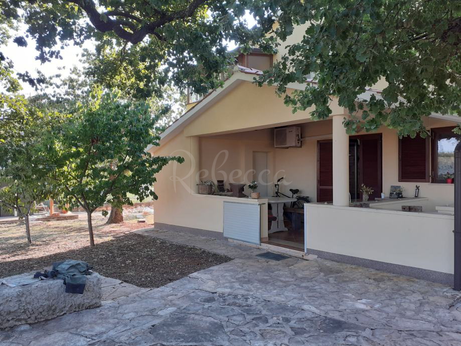 Casa con due appartamenti, 130 m2, giardino, dintorni di Cittanova