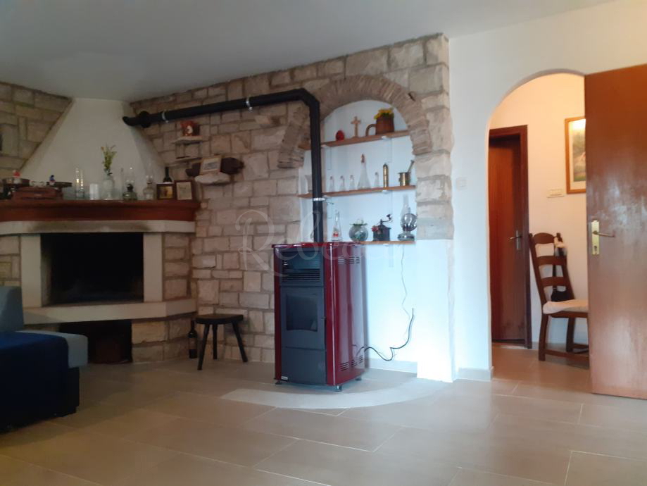 Casa con due appartamenti, 130 m2, giardino, dintorni di Cittanova