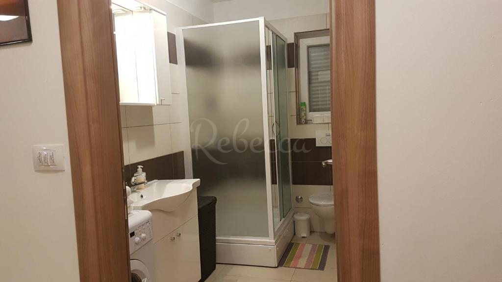 Appartamento al piano terra, 62,87 m2, parcheggio, terrazza, Pola
