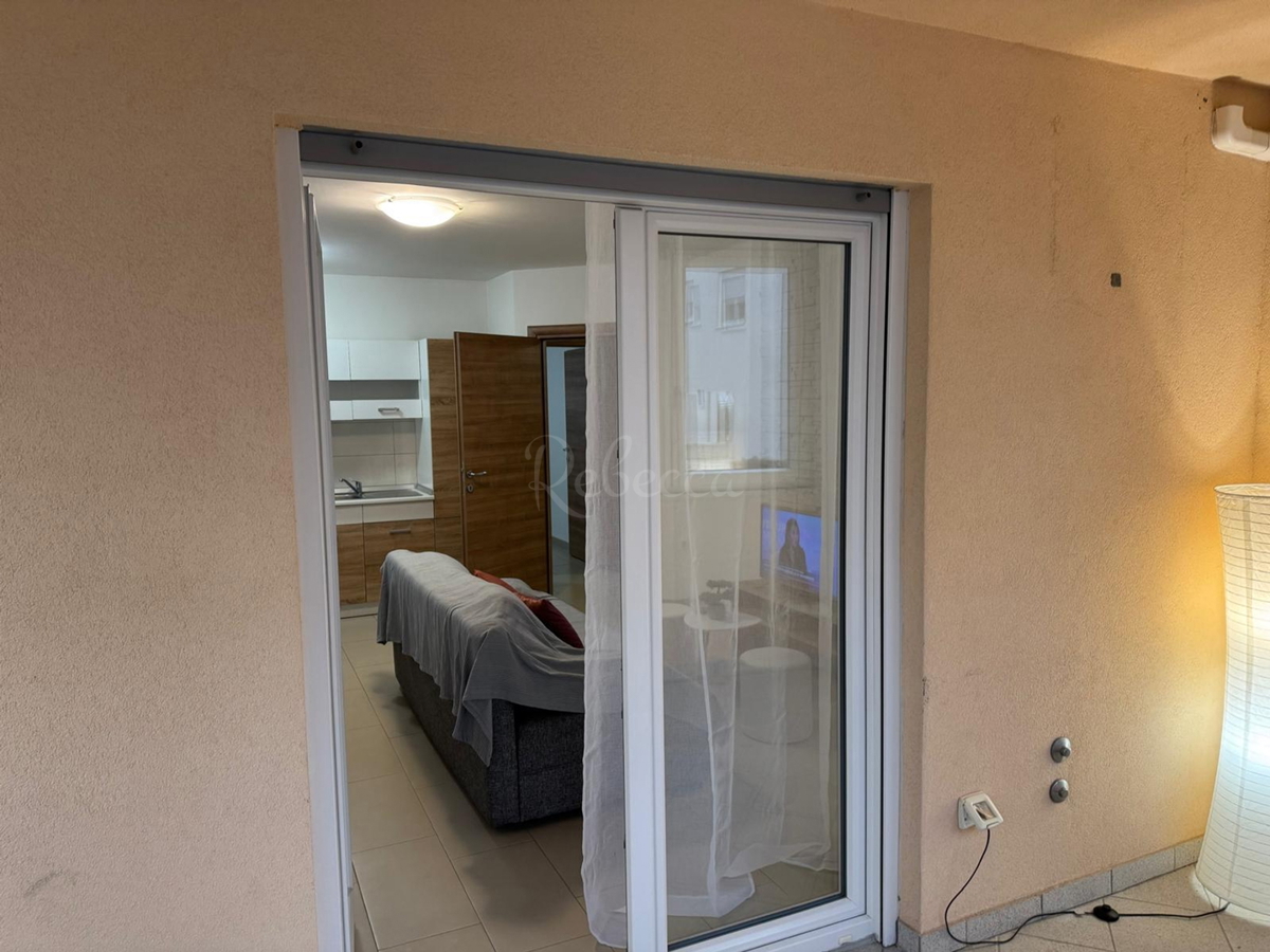 Appartamento al piano terra, 62,87 m2, parcheggio, terrazza, Pola