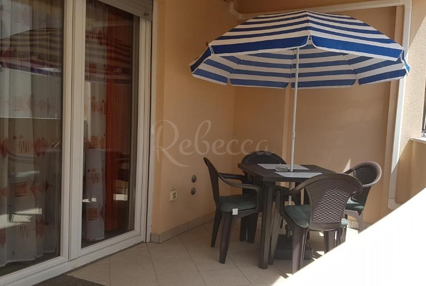 Appartamento al piano terra, 62,87 m2, parcheggio, terrazza, Pola
