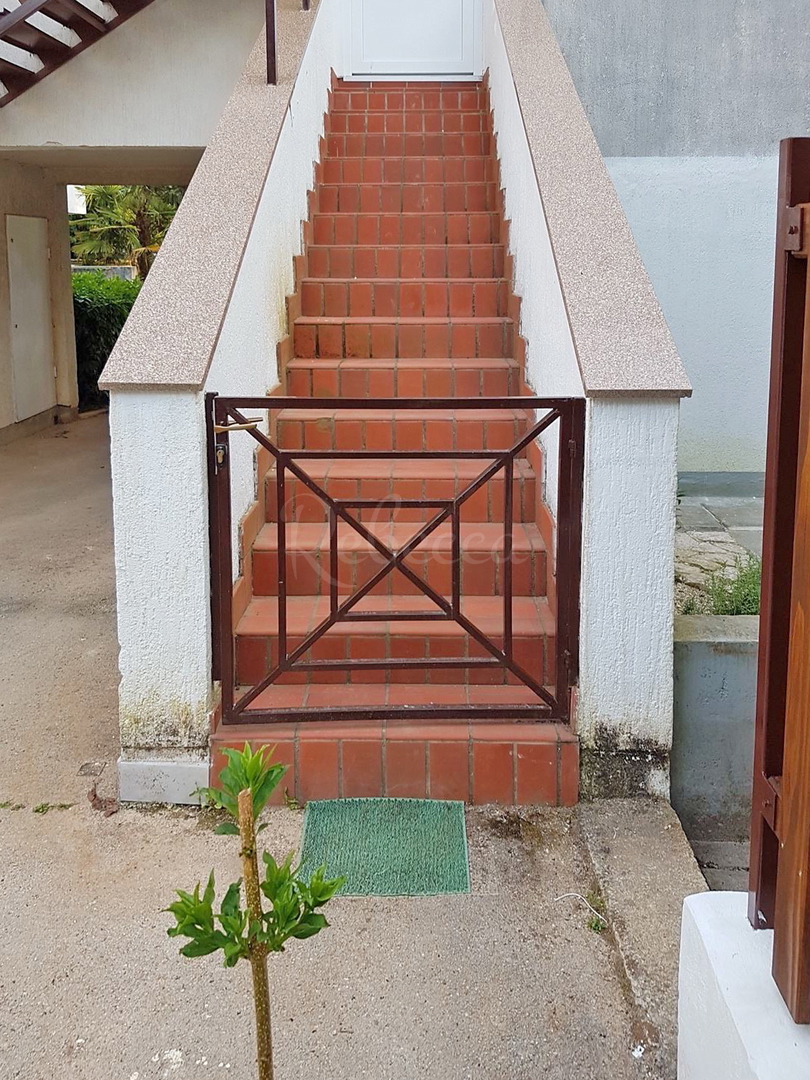 Appartamento in vendita – Barbariga, 40 m², ristrutturato e completamente arredato, 1° piano, balcone, posto auto