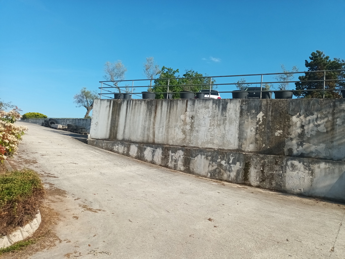 ISTRIA, PAZINO: CAPANNONE DI PRODUZIONE CON TERRENO EDIFICABILE