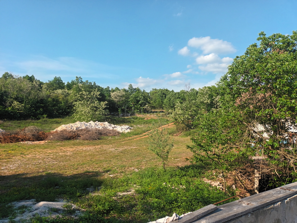 ISTRIA, PAZINO: CAPANNONE DI PRODUZIONE CON TERRENO EDIFICABILE