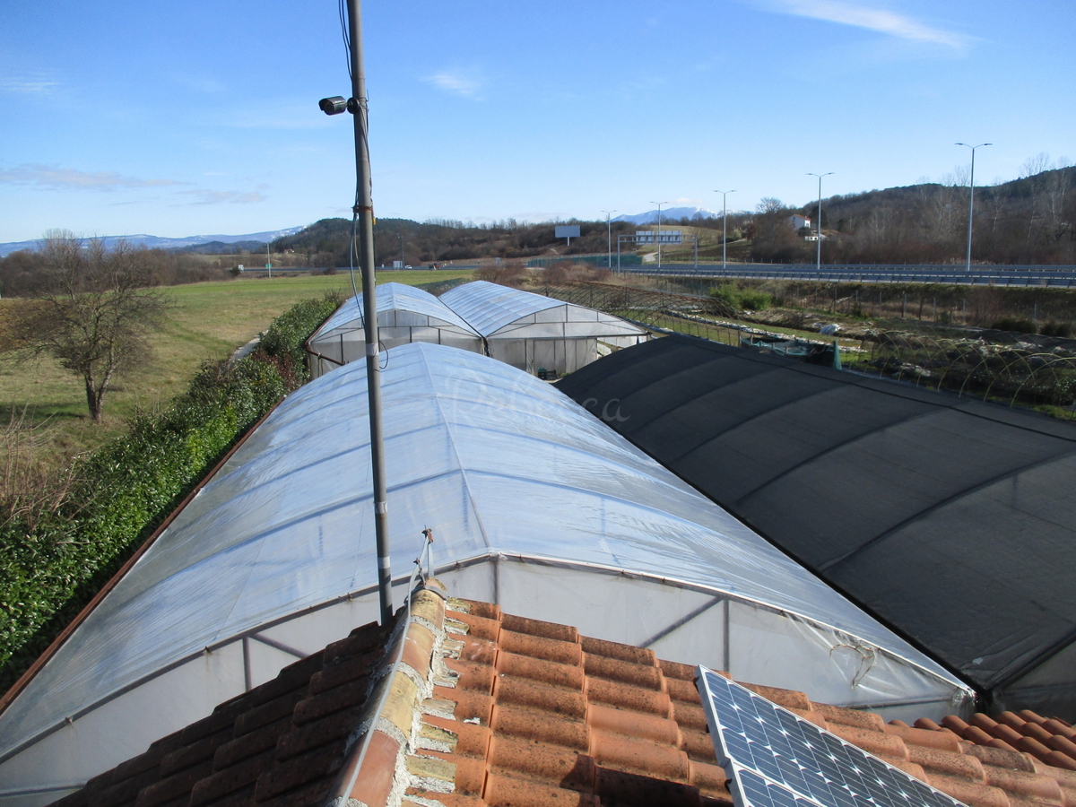 Pisino: Grande terreno agricolo con serre, 9555 m2