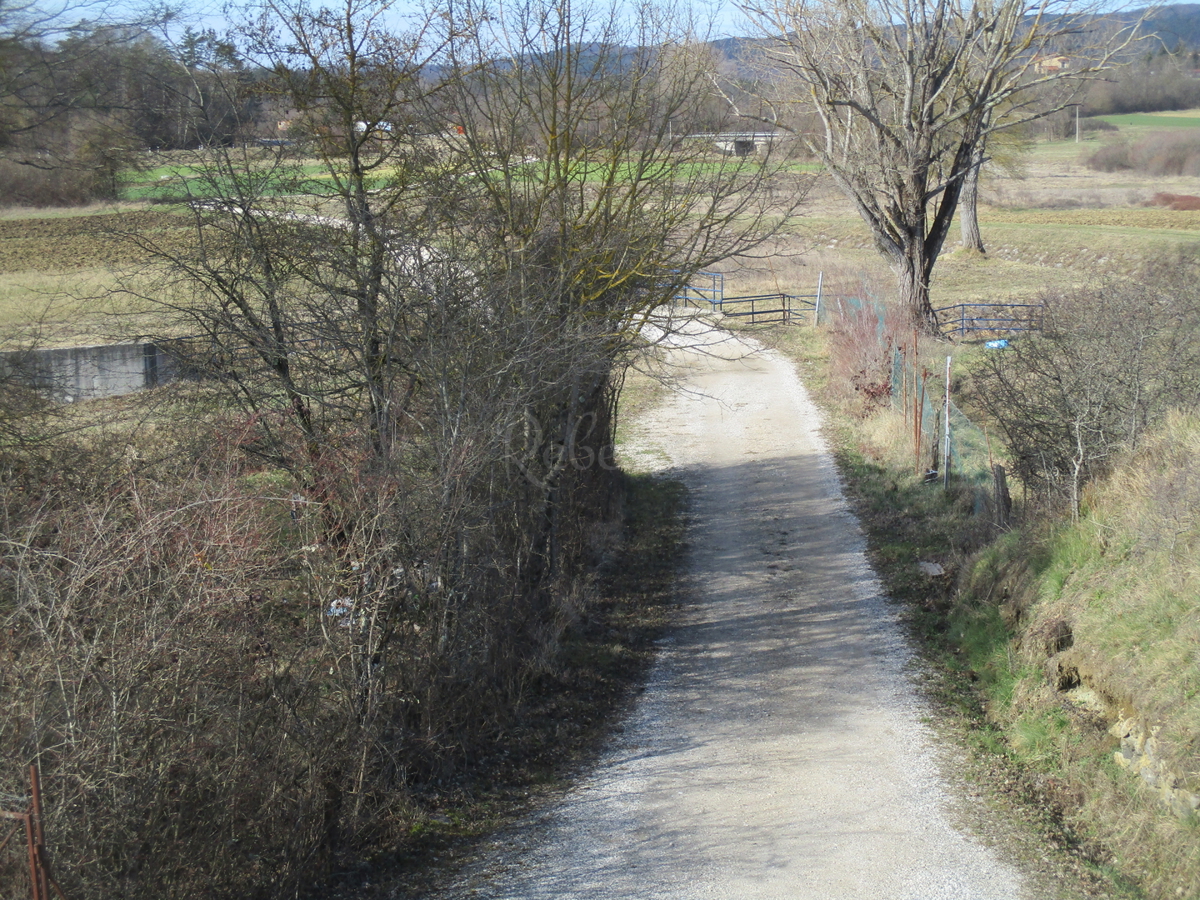 Pisino: Grande terreno agricolo con serre, 9555 m2