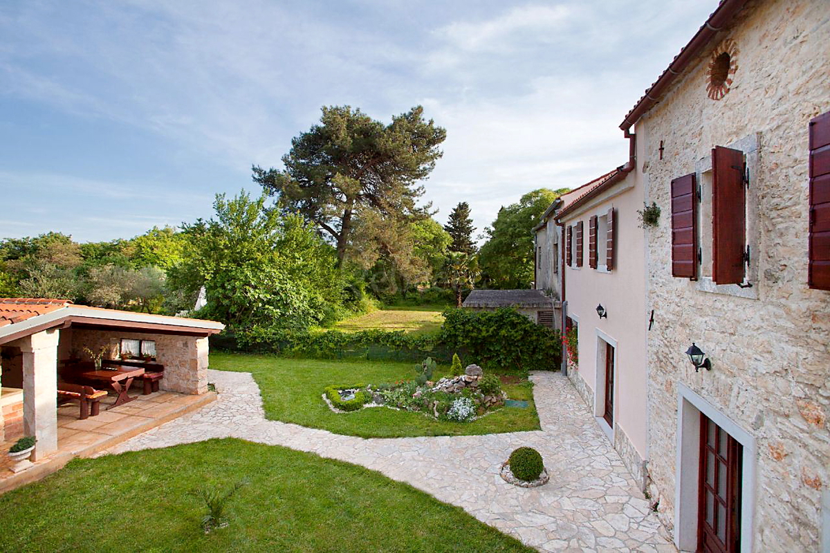 Istria, Marčana, casa in pietra con giardino