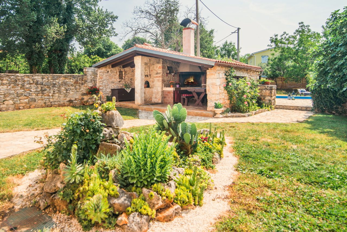 Istria, Marčana, casa in pietra con giardino