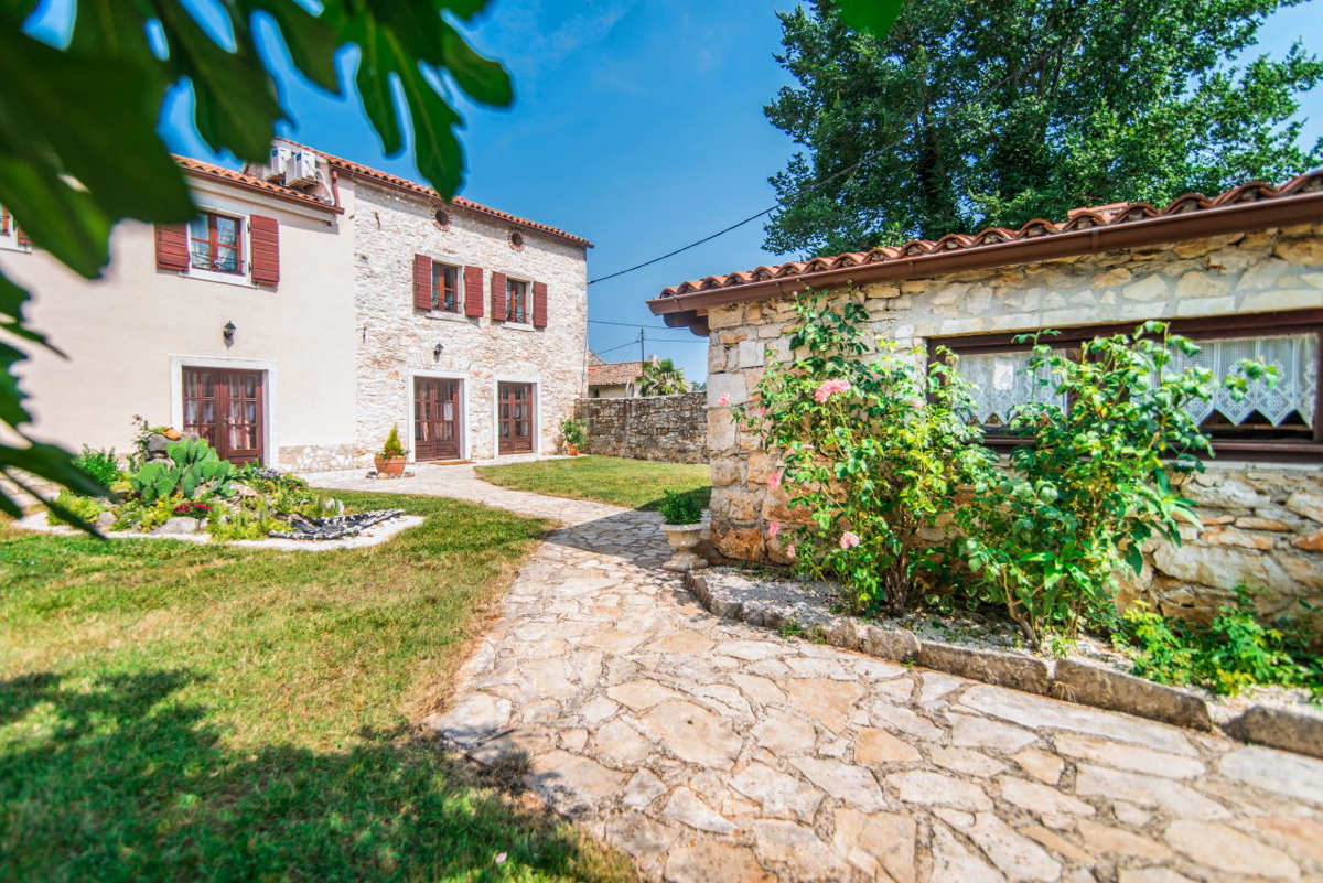 Istria, Marčana, casa in pietra con giardino