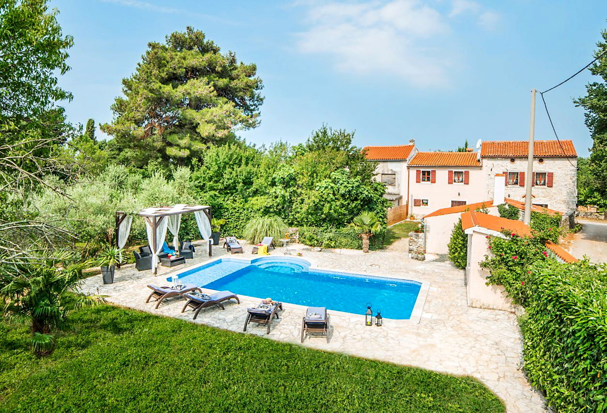 Istria, Marčana, casa in pietra con giardino