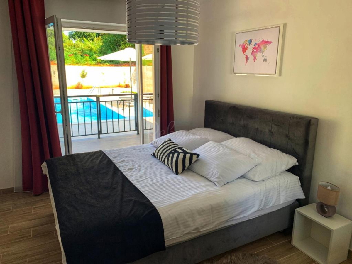 Istria, Pomer, casa con tre appartamenti e piscina