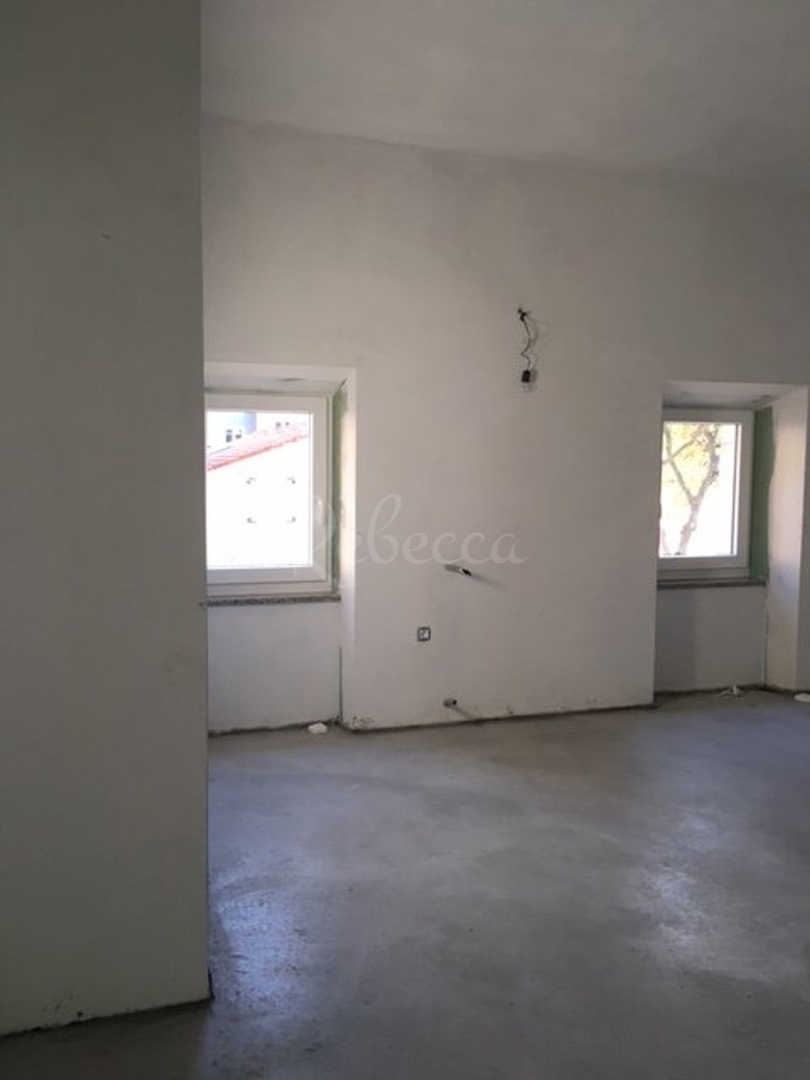 PULA - ŠIJANA: APPARTAMENTO CON TRE CAMERE DA LETTO AL 1° PIANO E STUDIO AL PIANO TERRA