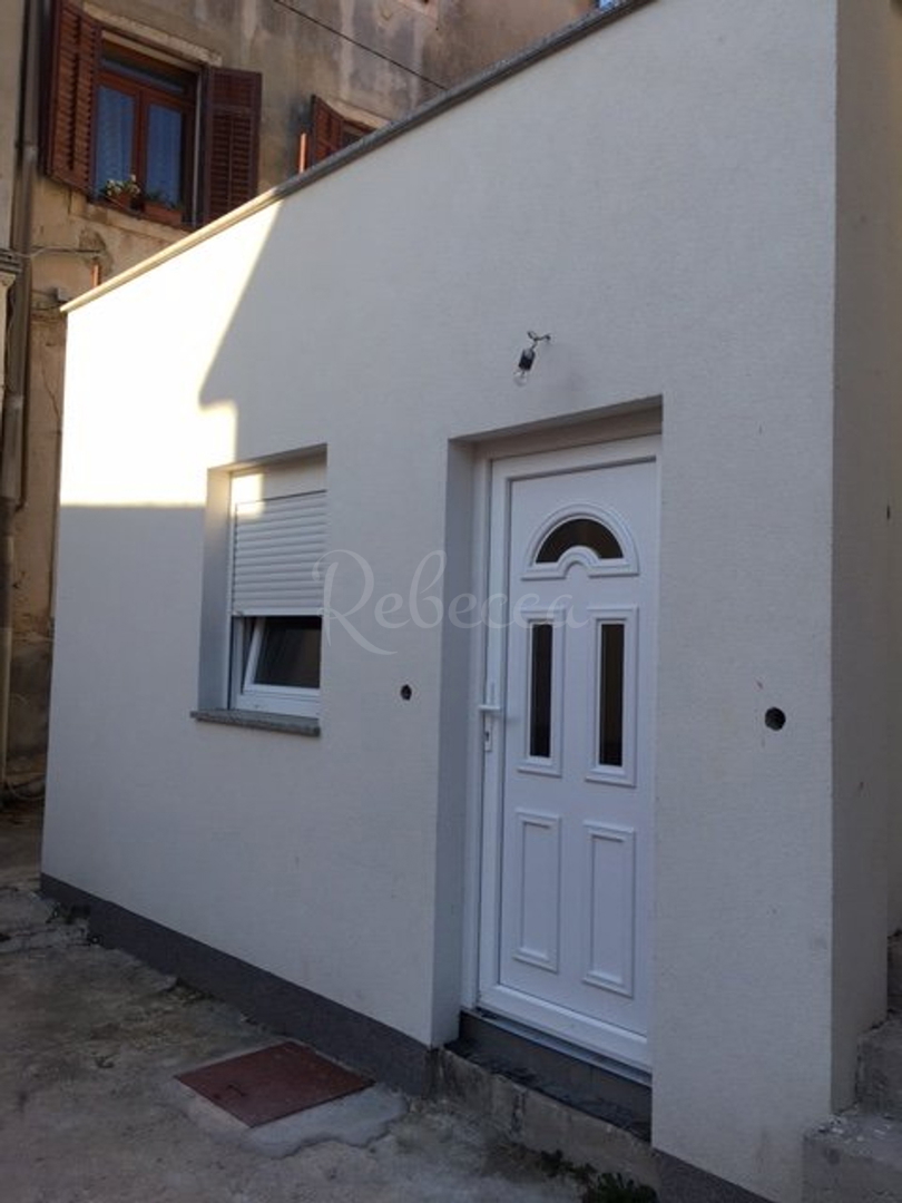 PULA - ŠIJANA: APPARTAMENTO CON TRE CAMERE DA LETTO AL 1° PIANO E STUDIO AL PIANO TERRA